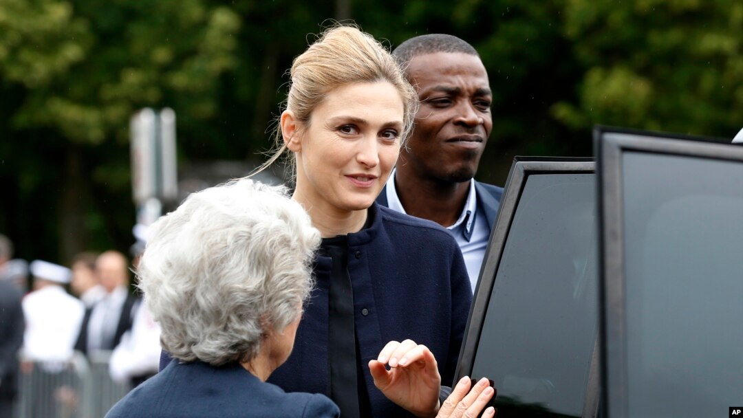 Aktris Perancis Julie Gayet tiba dalam upacara peringatan pidato bersejarah Jenderal Charles de Gaulle (18/6). Ini merupakan pertama kalinya Gayet tampil dalam sebuah upacara resmi yang juga dihadiri oleh Presiden Perancis Francois Hollande.