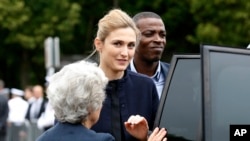 Aktris Perancis Julie Gayet tiba dalam upacara peringatan pidato bersejarah Jenderal Charles de Gaulle (18/6). Ini merupakan pertama kalinya Gayet tampil dalam sebuah upacara resmi yang juga dihadiri oleh Presiden Perancis Francois Hollande.