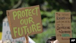 Para pengunjuk rasa dalam demo yang menyatakan keprihatinan terhadap perubahan iklim, di Indianapolis, AS, 20 September 2019.