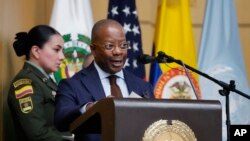 Todd D. Robinson, subsecretario de Estados Unidos para la Oficina de Asuntos Internacionales de Narcóticos y Aplicación de la Ley, habla durante un evento junto a la Policía Nacional de Colombia, en la sede policial en Bogotá, el 22 de agosto de 2022.