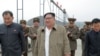 Pemimpin Korea Utara, Kim Jong-un (tengah) mengunjungi sebuah pelabuhan di lokasi yang dirahasiakan di Korea Utara, 19 November 2019. (Foto: STRINGER / KCNA VIA KNS / AFP) 