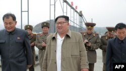 Pemimpin Korea Utara, Kim Jong-un (tengah) mengunjungi sebuah pelabuhan di lokasi yang dirahasiakan di Korea Utara, 19 November 2019. (Foto: STRINGER / KCNA VIA KNS / AFP) 