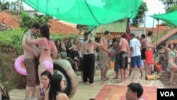 ການຫລິ້ນມ່ວນຊື່ນ ຢູ່ສະຖານທີ່ທ່ອງທ່ຽວແຫ່ງນຶ່ງ ໃນເມືອງວັງວຽງ ຊຶ່ງເປັນບ່ອນທີ່ ນັກທ່ອງທ່ຽວຕ່າງປະເທດນິຍົມໄປທ່ຽວກັນ.