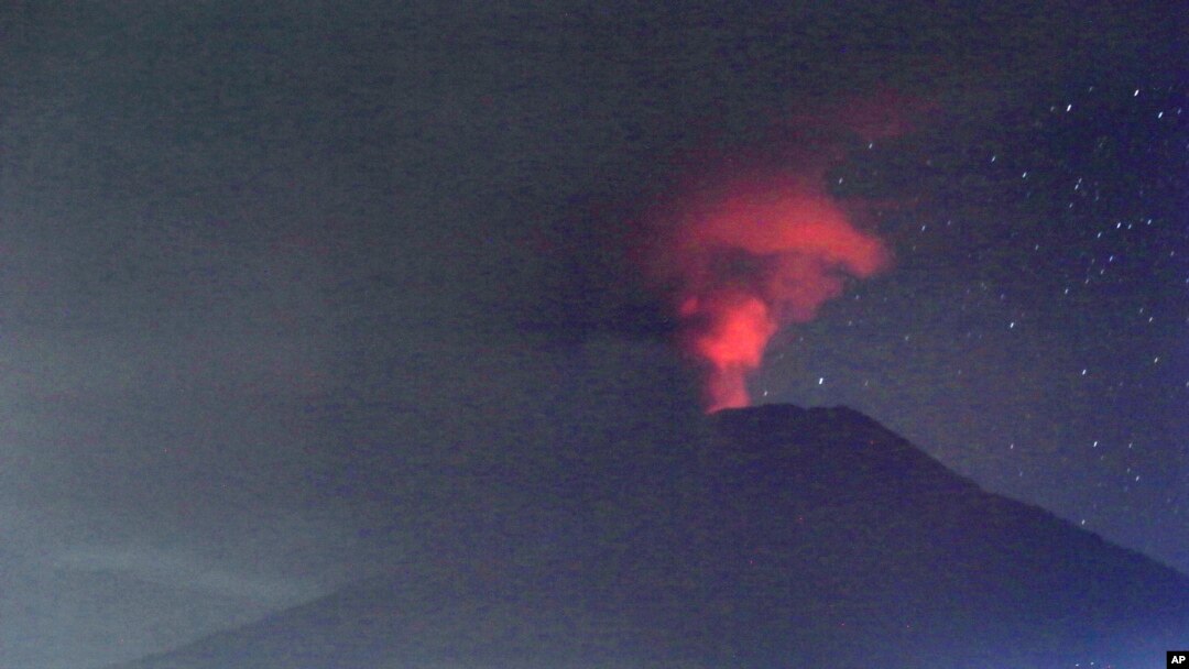 Pemandangan erupsi Gunung Agung di Karangasem, Bali, Indonesia, Minggu pagi, 26 November 2017.