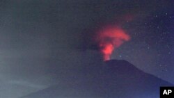 Pemandangan erupsi Gunung Agung di Karangasem, Bali, Indonesia, Minggu pagi, 26 November 2017.