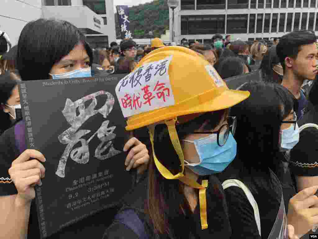 大學生在香港中文大學校園內的百萬大道舉行罷課集會。 (2019年9月2日)