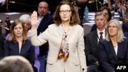 Gina Haspel, calon direktur CIA diambil sumpahnya sebelum memberikan keterangan di depan anggota Senat AS di gedung Capitol, Washington DC (9/5). 