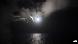 Razarač USS Porter lansira vođenu raketu američke mornarice "Tomahavk" iz Mediteranskog mora, 7. aprila 2017. Američke snage razorile su baražom krstarećih raketa sirijski aerodrom koji je u vezi sa hemijskim napadom na civile ove nedelje.