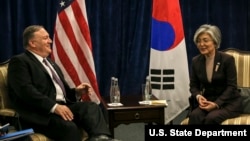 마이크 폼페오 국무장관과 강경화 한국 외교부 장관이 14일 폴란드에서 만나 북한 문제 등을 논의했다.