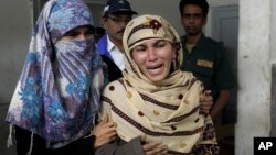 18일 파키스탄의 유엔 보건진료소에서 연쇄 총격으로 직원 6명이 사망한 가운데, 슬퍼하는 가족들.