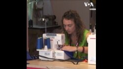 英国女性发起志愿行动 为医护人员缝制数千套工作服