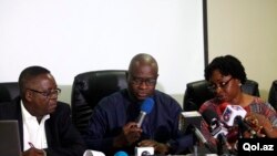 De gauche à droite, Abdulsalami Nasidi, directeur du Centre national nigérian de surveillance des maladies (NCDC), le commissaire à la Santé de Lagos Jide Idris et le conseiller spécial de Santé de Lagos Yewande Adesina, lors d'une conférence de presse, le 28 juillet 2014.