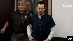 Dokter Larry Nassar, yang bekerja di Universitas Michigan State, menjalani hukuman karena pelecehan seksual terhadap ratusan pesenam muda, termasuk para atlet Olimpiade.