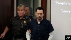 El exmédico del equipo de gimnastas de Estados Unidos Larry Nassar fue sentenciado a una condena de 40 a 175 años de prisión por abuso sexual.