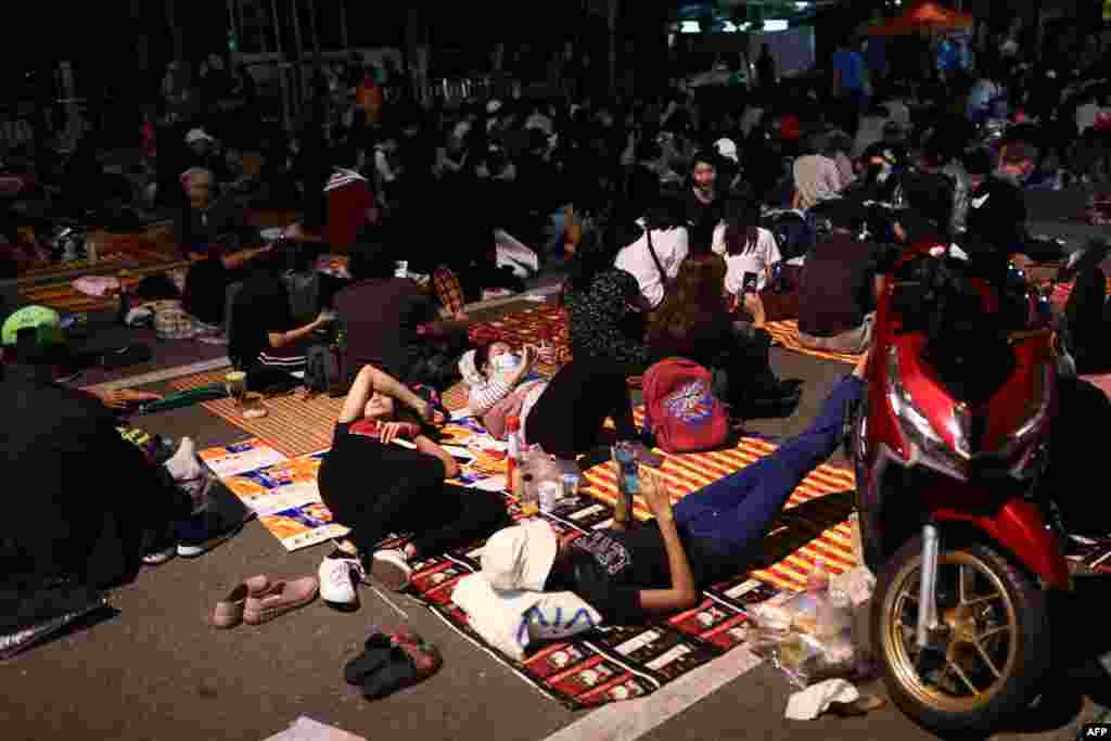 ریلی کے شرکا نے رات کا وقت بھی سڑکوں پر لیٹ کر گزارا۔ اس دوران کچھ شرکا سوتے رہے، کچھ نے جاگ کر رات بسر کی تو کچھ موبائل فونز میں مصروف رہے۔