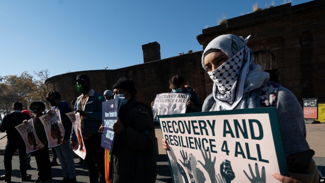 Para pengunjuk rasa yang meminta reformasi imigrasi di New York, 9 November 2020. (Foto: AP/Mark Lennihan)