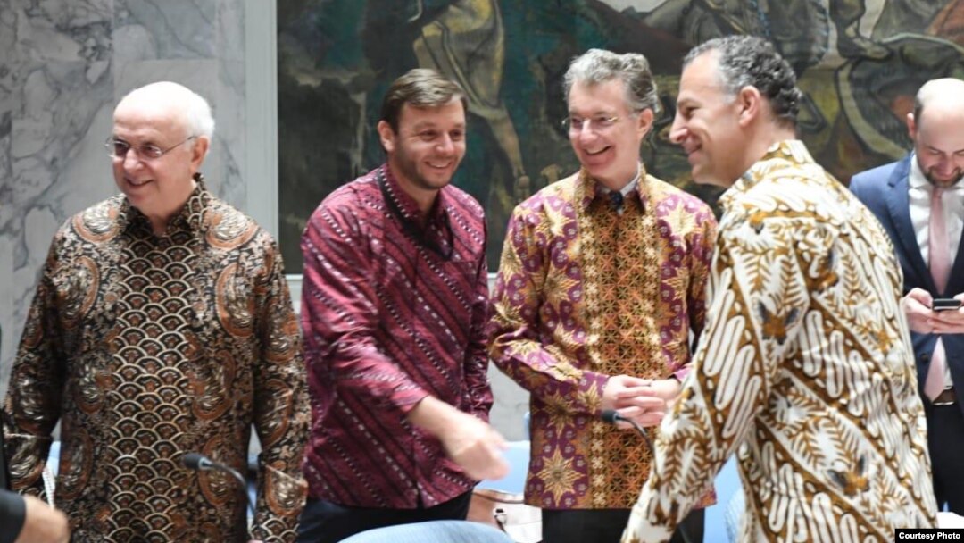 Para diplomat negara-negara anggota DK PBB mengenakan batik pada Sidang DK PBB Selasa 7/5 di New York (Foto: Courtesy).