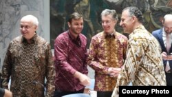 Para diplomat negara-negara anggota DK PBB mengenakan batik pada Sidang DK PBB Selasa 7/5 di New York (Foto: Courtesy).