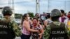 Una mujer llora en las afueras de una prisión en Guayaquil, Ecuador, al conocerse de los motines que causaron decenas de muertos el 23 de febrero de 2021.