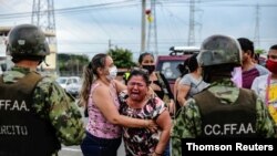 Una mujer llora en las afueras de una prisión en Guayaquil, Ecuador, al conocerse de los motines que causaron decenas de muertos el 23 de febrero de 2021.