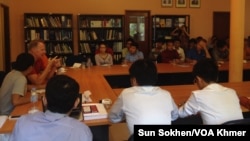 Discussion between speaker and youth in Politikoffee at Konrad Adenauer Stiftung office in Cambodia on August 1, 2015. (Sun Sokhen/VOA Khmer)