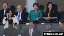 Presidente angolano José Eduardo dos Santos acompanhado da primeira-dama Ana Paula, em baixo. Em cima, da esq. para dir. Sec. Nações Unidas, Ban Ki-moon, Pres. da FIFA, Joseph Blatter e imediatamente ao lado a Presidente brasileira, Dilma Roussef. Abertur