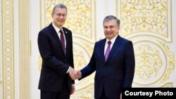 AQShning O'zbekistondagi elchisi Daniel Rozenblum (chapda) O'zbekiston Prezidenti Shavkat Mirziyoyev bilan