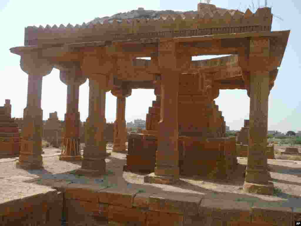 کراچی کا ایک قدیم قبرستان