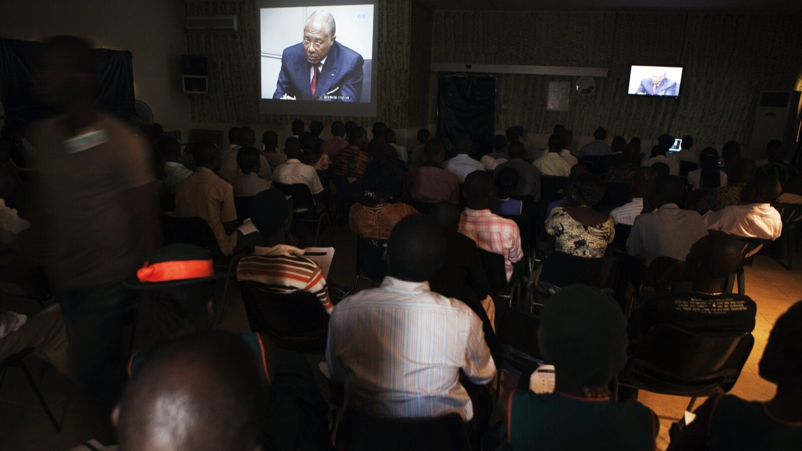 People at the Special Court for Sierra Leone watch live broadcast of ICC proceedings of former Liberian president Charles Taylor, Freetown, April 2012 (file photo).