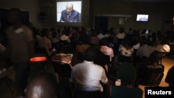 People at the Special Court for Sierra Leone watch live broadcast of ICC proceedings of former Liberian president Charles Taylor, Freetown, April 2012 (file photo).