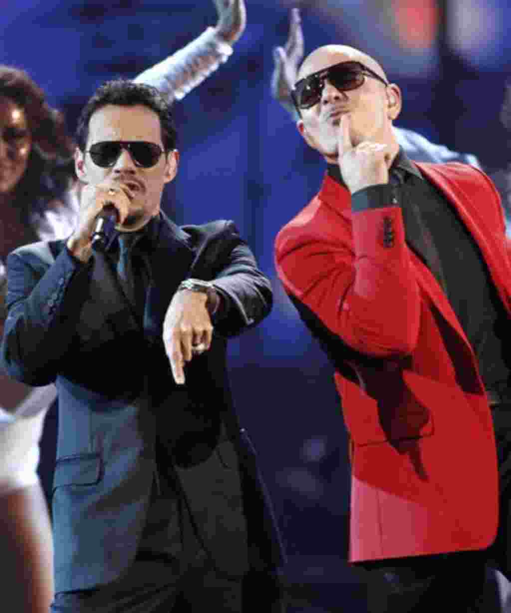 Marc Anthony con Pitbull durante su presentación en conjunto en los American Music Awards.