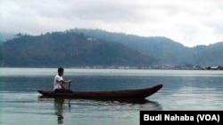 Curah hujan tinggi mengakibatkan permukaan air danau Laut Tawar di provinsi Aceh meningkat (Foto:VOA/Budi)