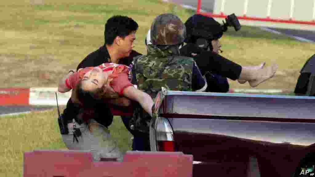 태국 나콘랏차시마 &#39;터미널21 코라트 몰&#39;의 무차별 총격 사건 현장에서 군인들이 총상을 입은 여성을 옮기고 있다. 