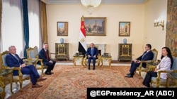 دیدار جان رتکلیف، رئیس سازمان اطلاعات مرکزی آمریکا، سیا، و عبدالفتاح السیسی، رئیس‌ جمهوری مصر، در قاهره (یکشنبه ۲۹ شهریور)