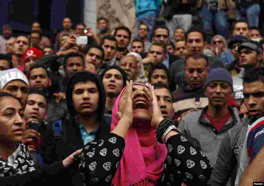 Demonstran anti pemerintah meneriakkan slogan-slogan dalam sebuah aksi protes di Kairo. Tiga orang tewas dalam sebuah demonstrasi pro demokrasi di Mesir dan sebuah bom melukai dua orang polisi pada peringatan gerakan 2011 yang menjungkalkan Hosni Mubarak.