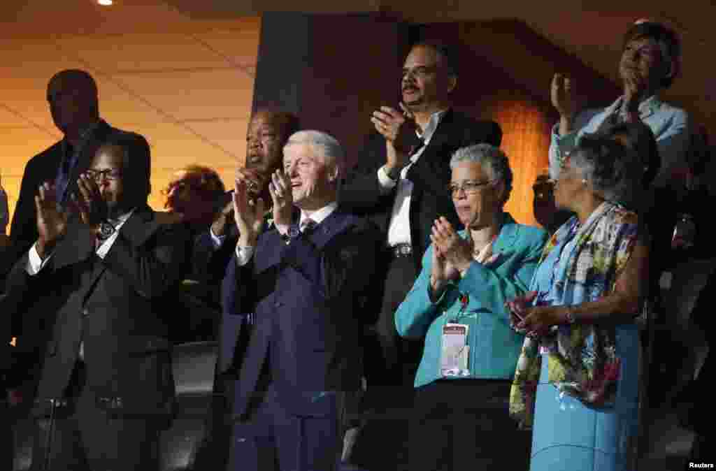 Mantan Presiden Bill Clinton memberi aplus kepada ibu negara Michelle Obama yang berpidato di Konvensi Nasional Partai Demokrat di Philadelphia (25/7). (Reuters/Lucy Nicholson)