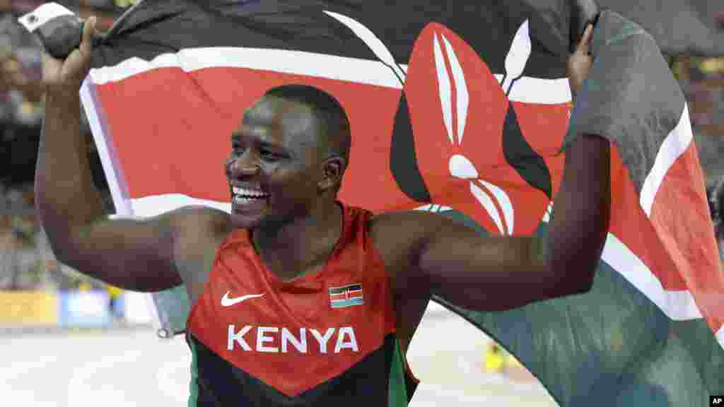 Julius Yego akisherehekea ushindi wake wa medali ya dhahabu katika kurusha mkuki kwenye Michezo ya Riadha ya Dunia kwenye uwanja wa Bird's Nest Beijing, Wednesday, Aug. 26, 2015