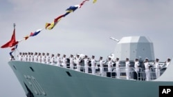 Tàu khu trục nhỏ Huangshan của Trung Quốc neo tại Căn cứ Hàng hải Changi của Singapore hôm15/5/2017. Trung Quốc và ASEAN sẽ diễn tập trung trên Biển Đông vào tháng 10/2018. 