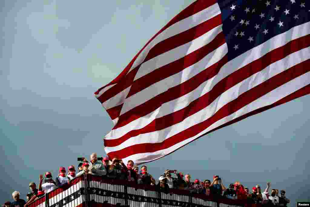 Supporters are seen before the start of a U.S. President Donald Trump&#39;s campaign event at Des Moines International Airport in Des Moines, Iowa, Oct. 14, 2020.