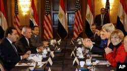 Menteri Luar Neger AS John Kerry (kedua dari kanan) bertemu para anggota partai politik Mesir (2/3). (AP/Jacquelyn Martin)