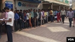 Many began lining up outside this bank in Gurgaon near New Delhi even before it opened its shutters to exchange notes that have been scrapped. (A. Pasricha/VOA)