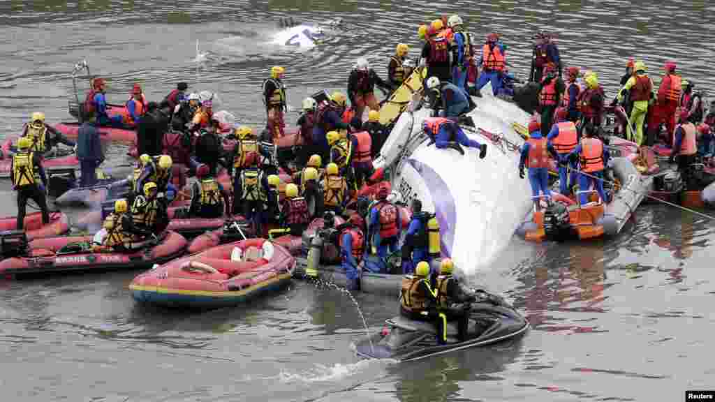 Une équipe de sauveteurs se déploie sur une rivière après qu&#39;un avion de TransAsia s&#39;y est abimé dans la nouvelle ville de Taipei.