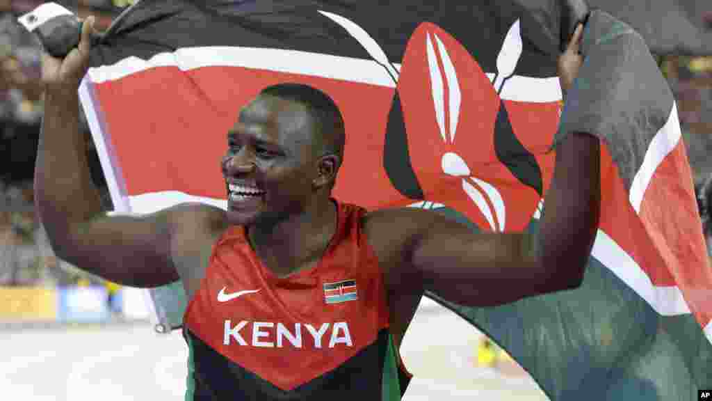 Julius Yego akisherehekea ushindi wake wa medali ya dhahabu katika kurusha mkuki kwenye Michezo ya Riadha ya Dunia kwenye uwanja wa Bird&#39;s Nest Beijing, Wednesday, Aug. 26, 2015