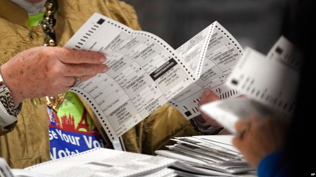 拉斯维加斯的选务官员正在计票。(2022年11月10日)(photo:VOA)