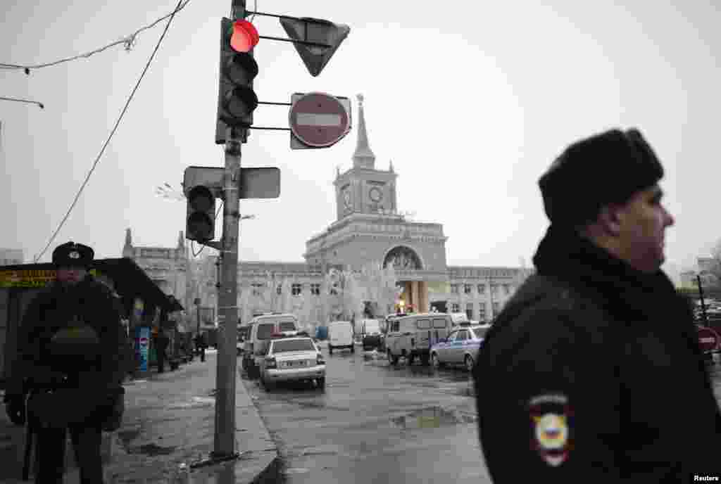 کارکنان وزارت کشور در حال محافظت در نزدیکی ایستگاه راه آهن ولگاگراد - محل انفجار ۲۹ دسامبر. عامل انفجار یک زن بمبگذار انتحاری بود که در سالن ورودی ایستگاه، خود را منفجر کرد.