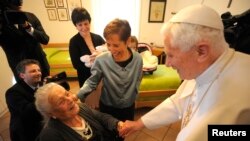 El Papa Benedicto XVI pudo haberse inspirado en el Papa Celestino. Benedicto XVI visitó sus restos en 2009 en la iglesia St. María de Collemaggio en L'Aquila. 