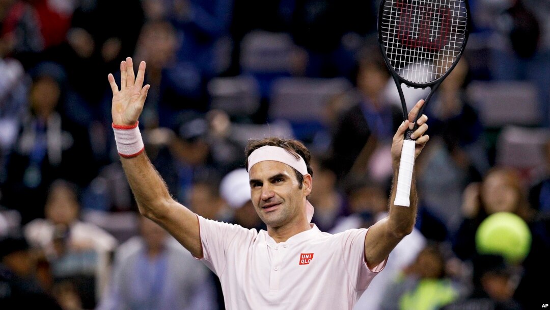 ARHIVA - Rodžer Federer pozdravlja publiku u Šangaju, u Kini 10. oktobra 2018. 