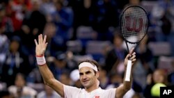 ARCHIVO - Roger Federer saluda a los espectadores después de ganar un partido en Shanghai, China, el 10 de octubre de 2018. 