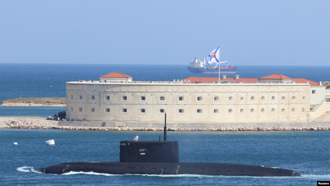 Tàu ngầm Nga Kolpino loại kilo diễn hành tại cảng Sevastopol, Crimea, thuộc Biển Đen, ngày 26/7/2020.