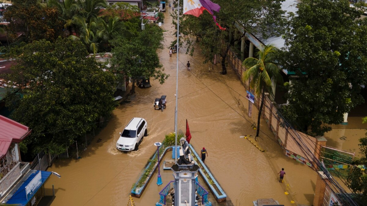 Topan Kuat Tewaskan 5 Petugas Penyelamat di Filipina Utara